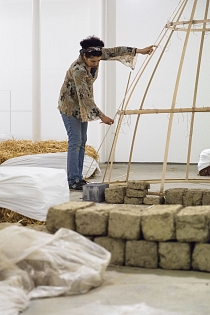 Róza El-Hassan beim Aufbau von "Breeze" (Adobe Houses). Foto: Jeannette Mehr